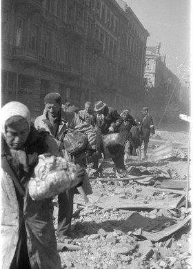 Ludność cywilna na ulicy Kruczej