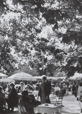 Café in Royal Baths Park