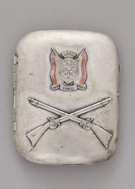 Papierośnica pamiątkowa z emblematami patriotycznymi