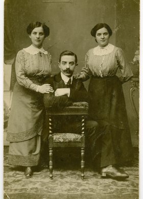 Portret trojga młodych ludzi