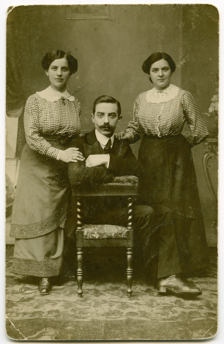 Portret trojga młodych ludzi