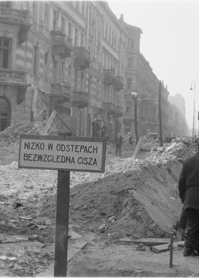 Przejście wykopem na skrzyżowaniu ulic Złotej i Zielnej