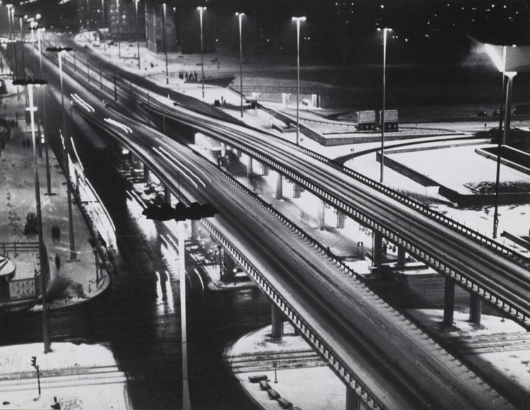 Widok na ulicę Marchlewskiego (obecnie: Jana Pawła II) nocą