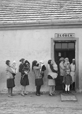 Kobiety z dziećmi przed wejściem do fabrycznego żłobka