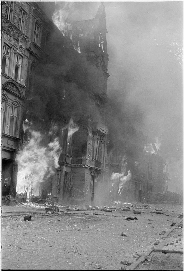 Płonące domy przy ulicy Ordynackiej