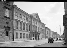 Dom Rzemiosła -  dawny pałac Chodkiewiczów, siedziba związków rzemieślniczych, obecnie biurowiec