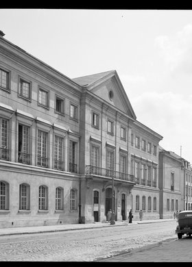 Dom Rzemiosła -  dawny pałac Chodkiewiczów, siedziba związków rzemieślniczych, obecnie biurowiec