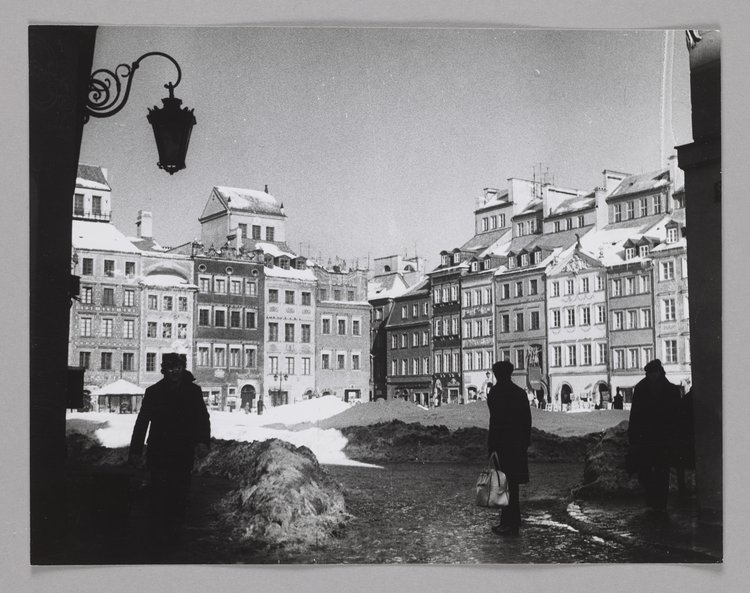 Rynek Starego Miasta zimą, widok na kamienice strony Dekerta i Barssa