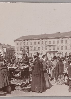 Targ na placu Żelaznej Bramy