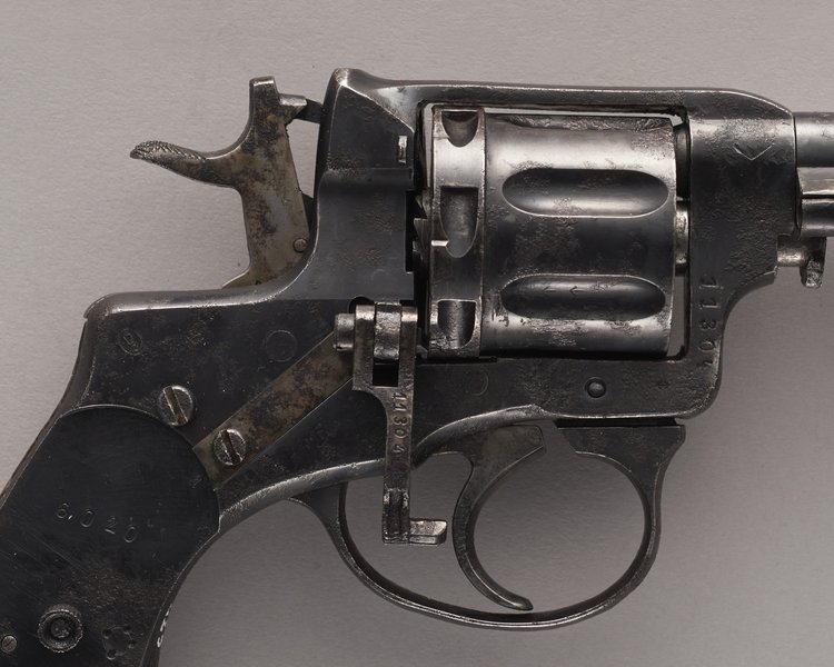 Rewolwer typu Nagan strzelca Jerzego Ogonowskiego "Joga" z pułku AK "Baszta"