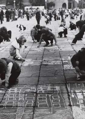 Outdoor event for children in Zwycięstwa [Victory] Square (currently Piłsudski Square)