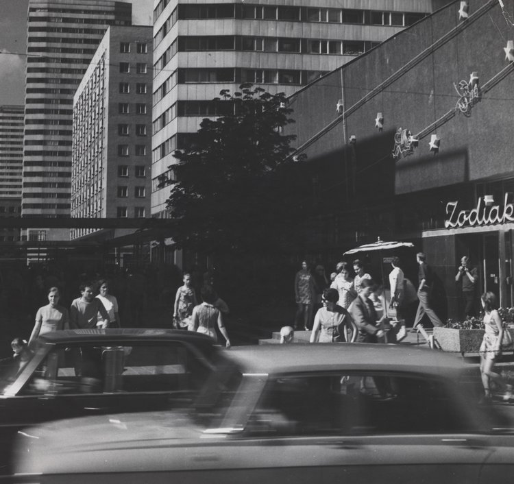 Śródmiejski Mall (currently Stefana “Wiecha” Wiecheckiego Mall) and Café Zodiak