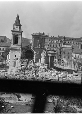 Panorama placu Trzech Krzyży z ruinami kościoła św. Aleksandra
