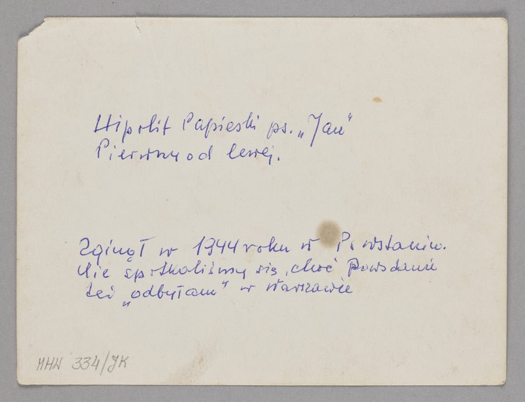 Fotografia przedstawiająca praktykantów i dzieci w ogrodzie Naszego Domu