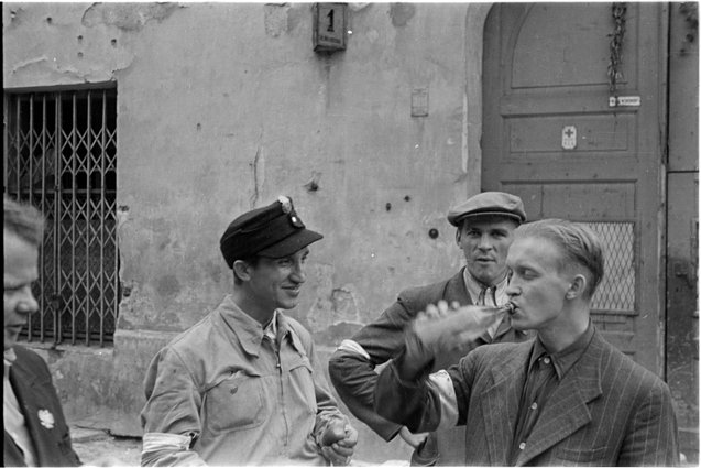 Grupa powstańców na ulicy Wareckiej