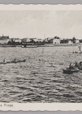 Łodzie na Wiśle i panorama Pragi