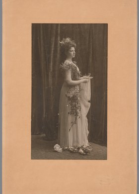 Portret młodej kobiety w sukni balowej