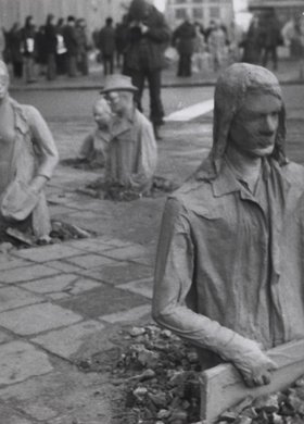 Fragment instalacji "Przejście" Jerzego Kaliny u zbiegu ulic Mazowieckiej i Świętokrzyskiej