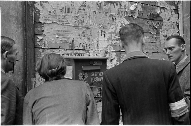 Grupa osób przy skrzynce Harcerskiej Poczty Polowej
