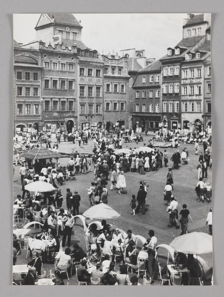 Rynek Starego Miasta w wiosenne lub letnie popołudnie
