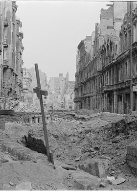 Groby na skwerze u zbiegu ulic Jasnej i Zgoda