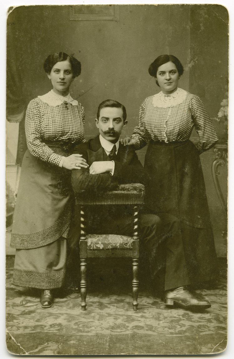 Portret trojga młodych ludzi