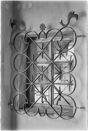 Dziekanka, okno w przejeździe bramnym