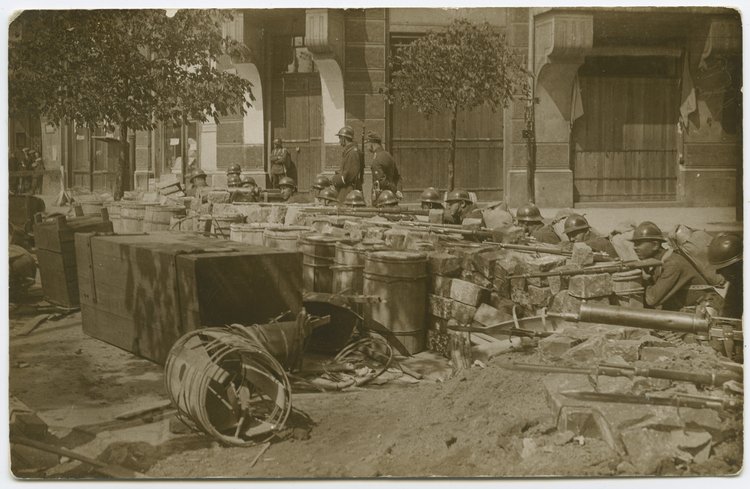 Przewrót majowy - barykada na ulicy Bagatela