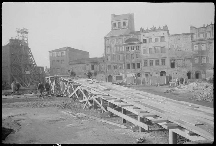 Budowa drewnianej ramy do załadunku gruzu na Rynku Starego Miasta