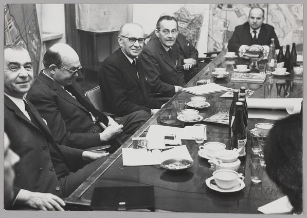 Piotr Biegański, Zygmunt Stępiński, Jan Zachwatowicz, Mieczysław Kuźma i Janusz Zarzycki przy stole