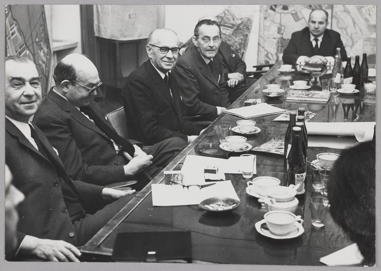 Piotr Biegański, Zygmunt Stępiński, Jan Zachwatowicz, Mieczysław Kuźma i Janusz Zarzycki przy stole