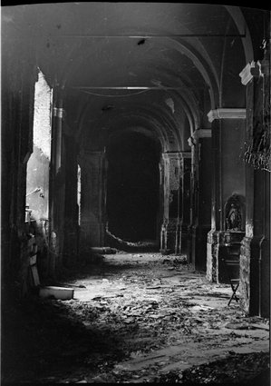 Zniszczone wnętrze kościoła św. Krzyża