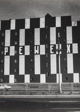 Widok z ulicy Marchlewskiego (obecnie Jana Pawła II) na kamienicę przy ulicy Siennej 45 i PKiN