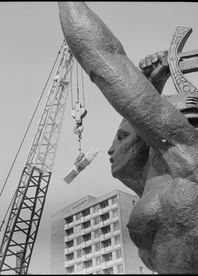 Montaż pomnika Bohaterów Warszawy 1939-1945 na placu Teatralnym