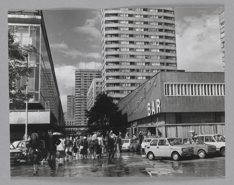 Śródmiejski Mall (currently Stefana “Wiecha” Wiecheckiego Mall) and Café Zodiak