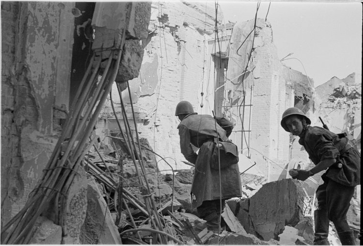 Powstańcy w ruinach Poczty Głównej