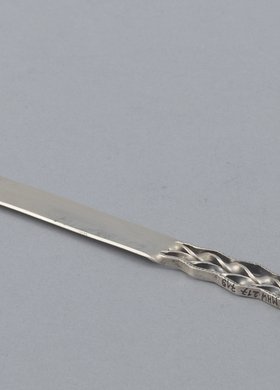 Nożyk do papieru z ażurowym uchwytem