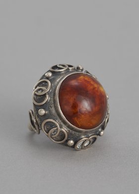 Pierścionek z dużym bursztynem-kaboszonem