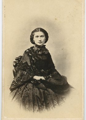 Portret kobiety w stroju z okresu żałoby narodowej