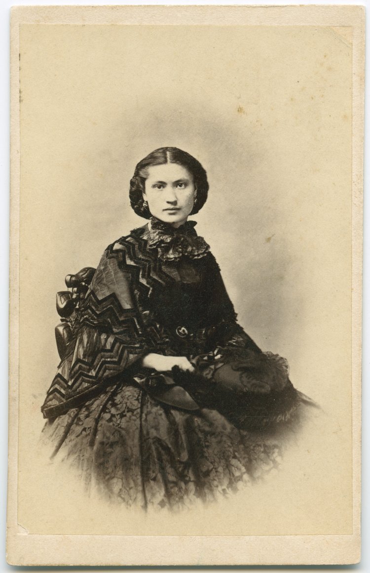 Portret kobiety w stroju z okresu żałoby narodowej
