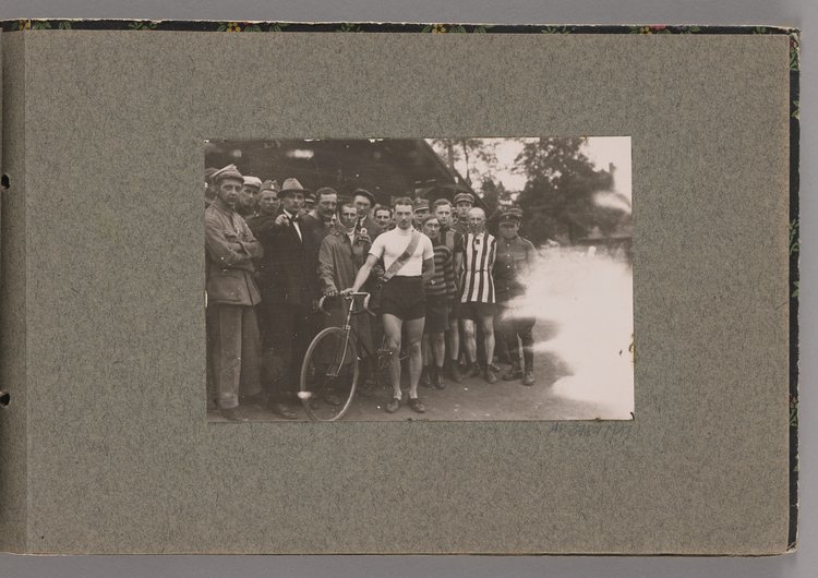 Album z fotografiami cyklistów na Dynasach