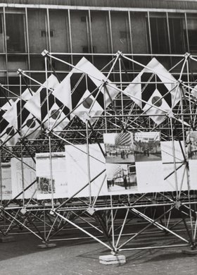 Wystawa plenerowa "Salon Architektury Warszawskiej" na tyłach Domów Towarowych Centrum