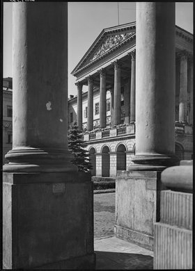 Portyk kolumnowy pałacu Komisji Rządowej Przychodów i Skarbu