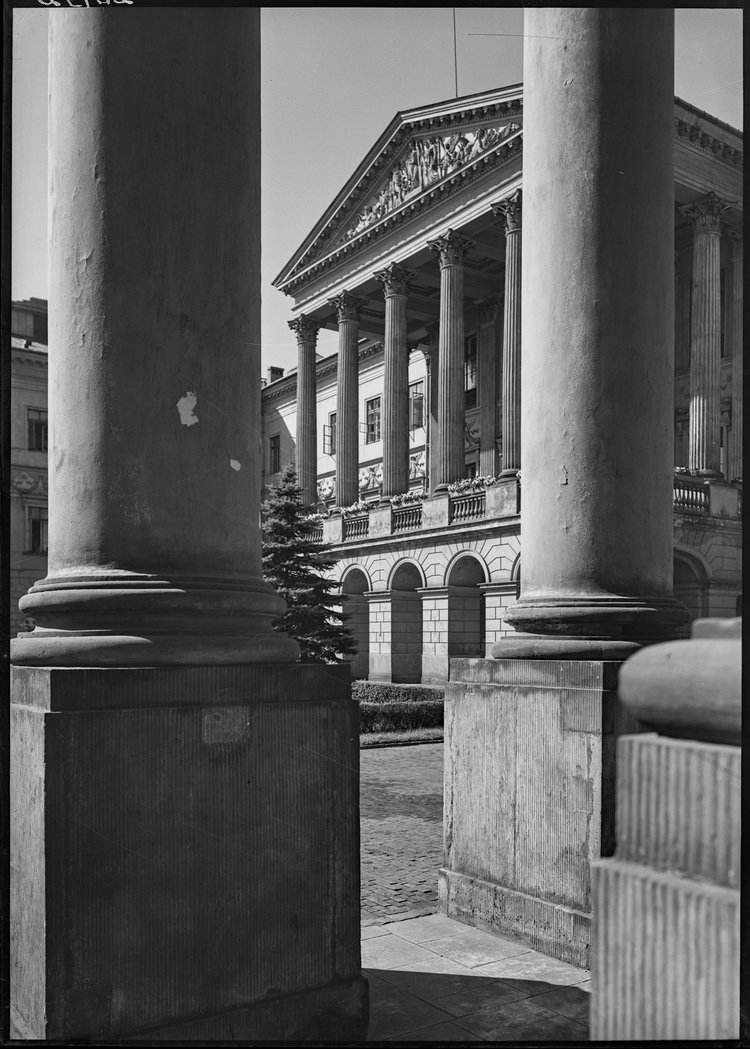 Portyk kolumnowy pałacu Komisji Rządowej Przychodów i Skarbu