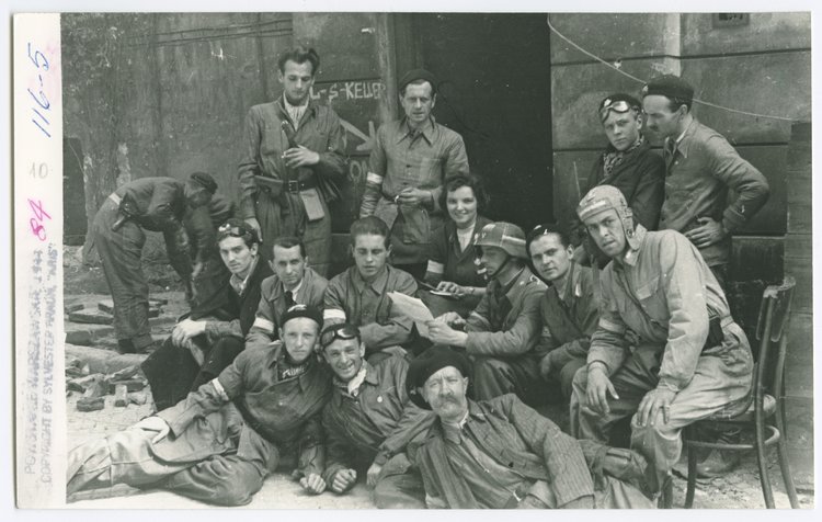 Powstanie warszawskie. Żołnierze z kompanii Andrzej, zgrupowania Bartkiewicz Armii Krajowej; rejon ulicy Marszałkowskiej przy ulicy Królewskiej