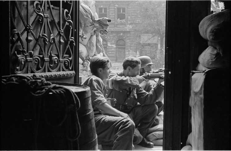 Powstańcy na stanowisku w bramie kamienicy w Alejach Jerozolimskich 22