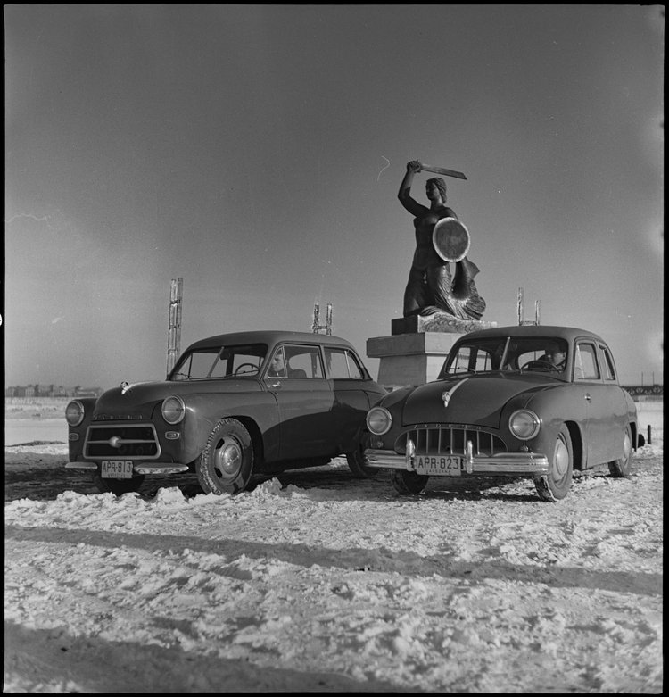 Pomnik Syreny na Powiślu i samochody marki Syrena