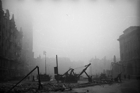 Widok na plac Napoleona (obecnie plac Powstańców Warszawy) we mgle