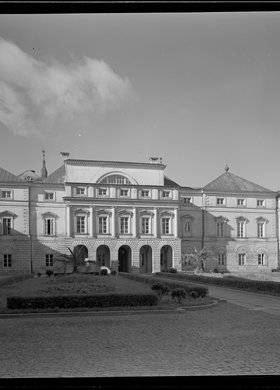 Pałac Paca przy ulicy Miodowej 15, elewacja frontowa i dziedziniec