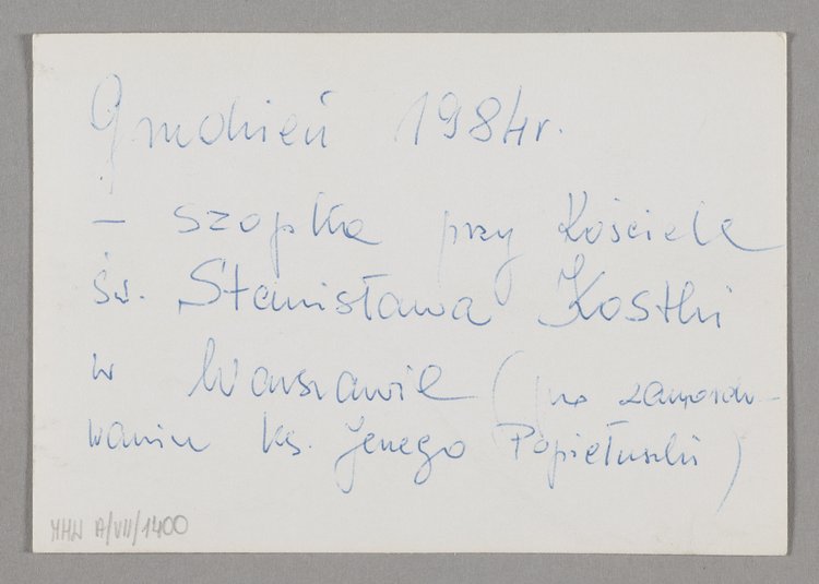 Szopka przy kościele p.w. św. Stanisława Kostki w Warszawie - samochód Fiat 125P z otwartym bagażnikiem w lesie